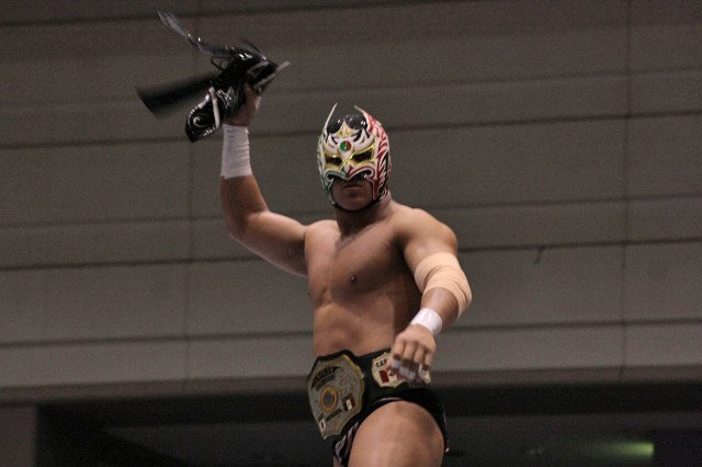 Kumiko On Twitter ルチャドール兄弟 ルーシュとミスティコとドラゴン リー なんという凄い兄弟達 今年はルーシュ さんが来ないので 内藤さんの甘えん坊哲也が見れないのが残念 内藤さんはルーシュさんにめっちゃ甘えるんですよ ルーシュさんもよしよししてあげる