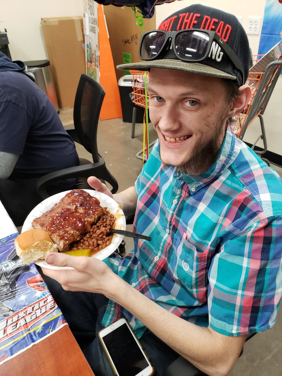 TaraMailliez's tweet image. Mmmm..... Ribs, Mac, Bushes Grillin' Beans, Hawaiian Rolls, Sweet Tea Lemonade , and cookies.
Can you say #Spolied @phil07electra
#LateNightSamePage 
#0134 #FreightTeamRules
🍽