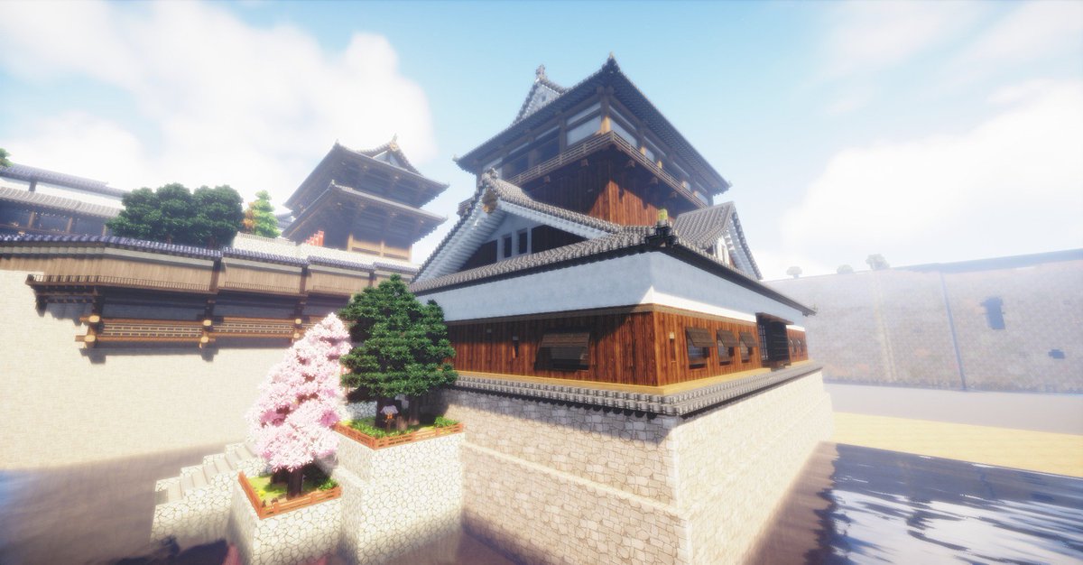 Seven 和風のお城完成 モデルにした丸岡城にはソメイヨシノが植えられてるみたいだから桜も生やしてみた 植物多めの正面から見ると意外にカッコ建てれたかも Minecraft マイクラ 丸岡城