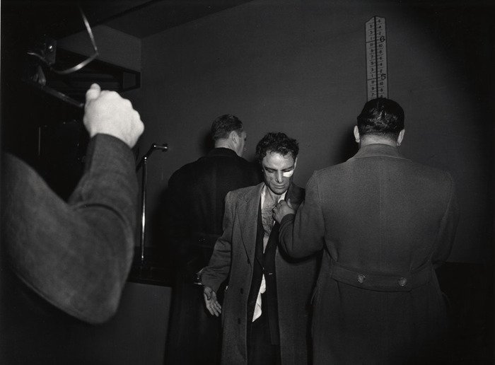Weegee at the precinct, armed with his trusty Speed Graphic camera.
"He looked like a stubborn surly, snarling animal," wrote Weegee. "He stumbled and sagged over to one side, like a drunk." https://bit.ly/2hPymoq
📷 Weegee, New York, 1941 #WeegeeWednesday
