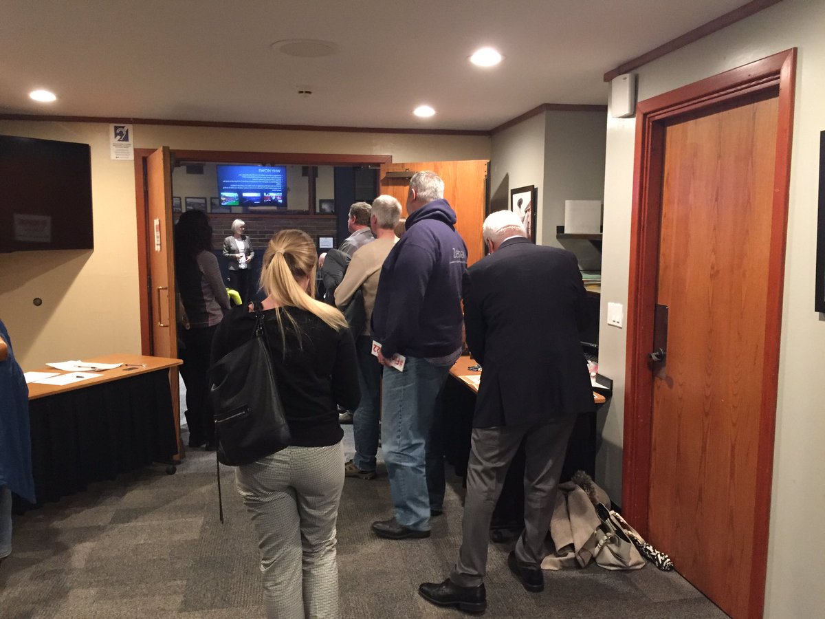 Serellan's tweet photo. #Finish522 meeting in Monroe. Standing room only. People are angry, including parents of teenager gravely injured on SR 522.
@SenatorPalumbo nowhere to be seen.
@KIRORadio @komonewsradio @RonandDon @BrandiKruse @DoriMonsonShow @jasonrantz @KIROTraffic @SteveTVNews @NEWSGUYSULLY https://t.co/ubsgjNLng4