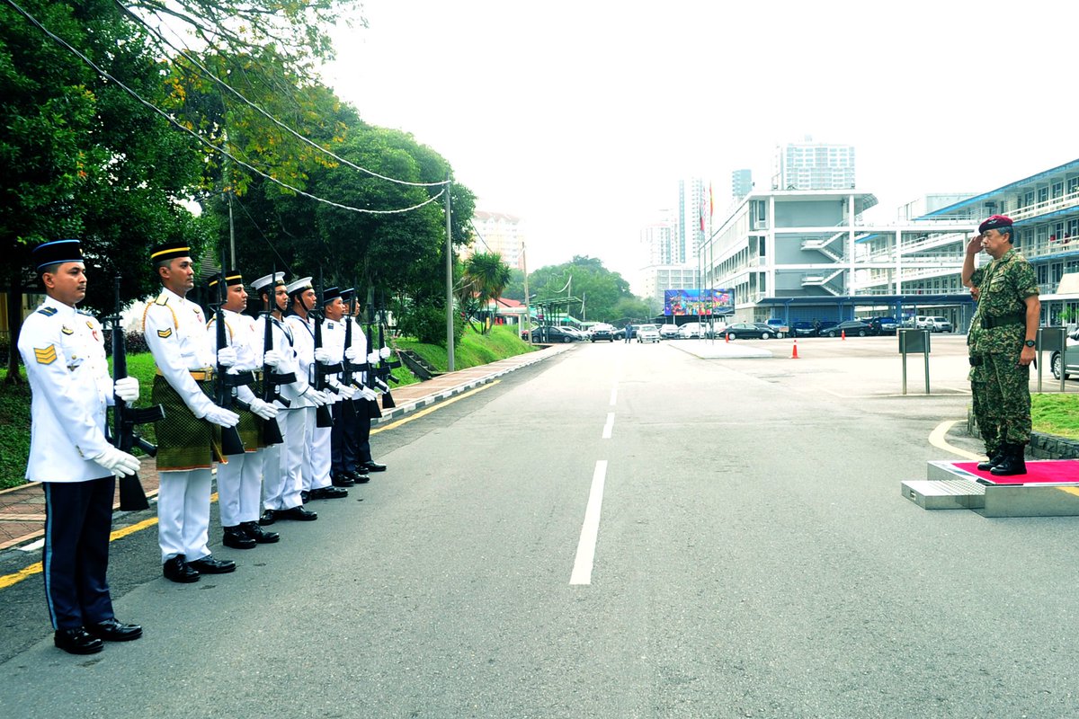 myjointforce's tweet photo. Lt Jen Datoβ Suhaimi Hj Mohd Zuki Panglima Angkatan Bersama ke-12 diberi penghormatan menerima tabik hormat serta memeriksa kawalan suku sebelum beliau memulakan tugas di Markas Angkatan Bersama.
#BerjuangBersama
@myjointforce
#MarkasATM
#MinDefMalaysia https://t.co/3Fc8K3LpVQ
