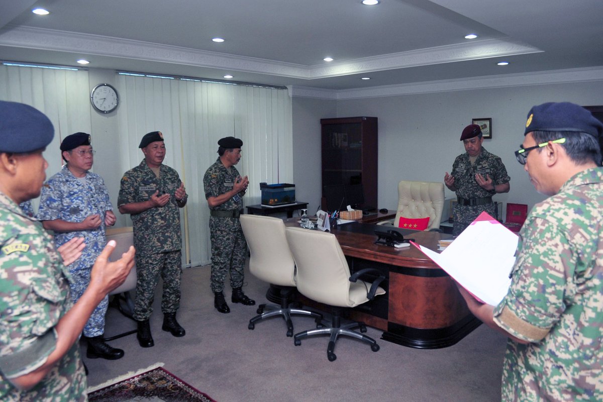 myjointforce's tweet photo. Lt Jen Datoβ Suhaimi Hj Mohd Zuki Panglima Angkatan Bersama ke-12 diberi penghormatan menerima tabik hormat serta memeriksa kawalan suku sebelum beliau memulakan tugas di Markas Angkatan Bersama.
#BerjuangBersama
@myjointforce
#MarkasATM
#MinDefMalaysia https://t.co/3Fc8K3LpVQ