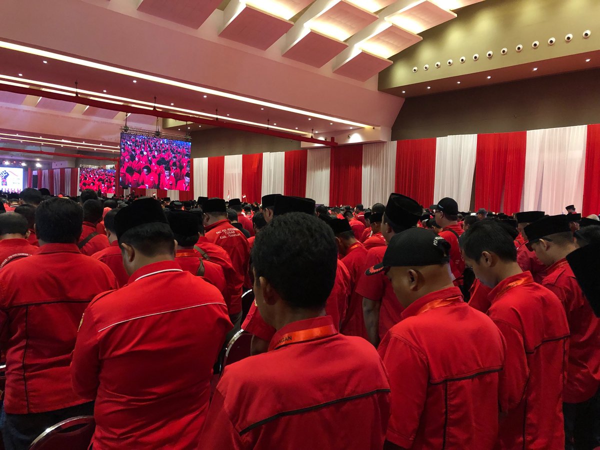 kominfopdip's tweet photo. Kader ⁦@PDI_Perjuangan⁩ dari seluruh Indonesia terdiri dari ketua, sekretaris, bendahara memenuhi Hall B3 dan C3 Ji Expo Kemayoran.
#PDIPerjuanganM3nang 
#HUT46PDIPSeru 
#MerahCintaNegeri https://t.co/Qz77QFgWxo
