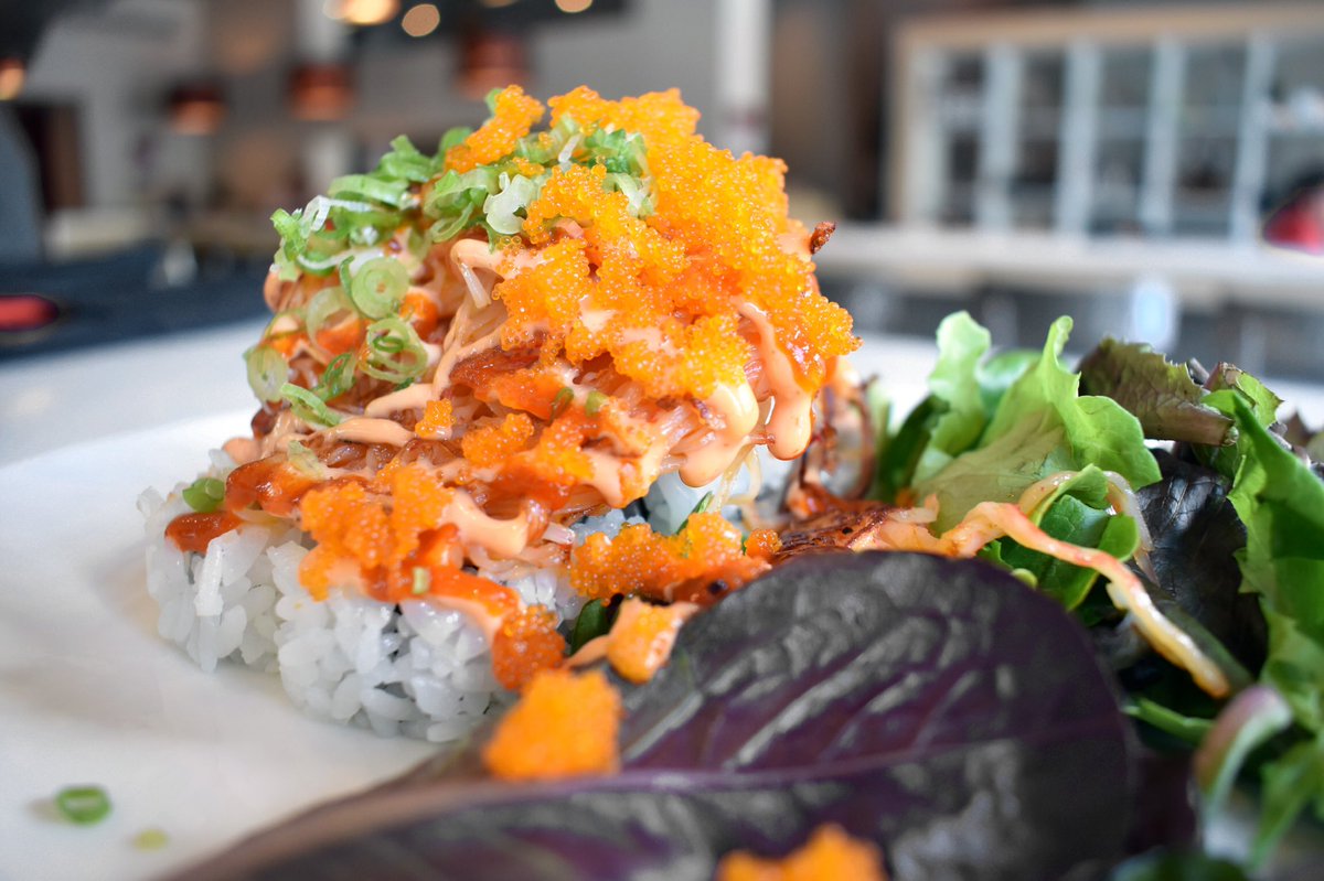 SlurpingTurtle's tweet image. Ask about our January specials! Volcano Roll — spicy tuna, baked kani kama salad, scallion, masago, spicy mayo. #volcanoroll #humpday #spicytuna #maki #newyear