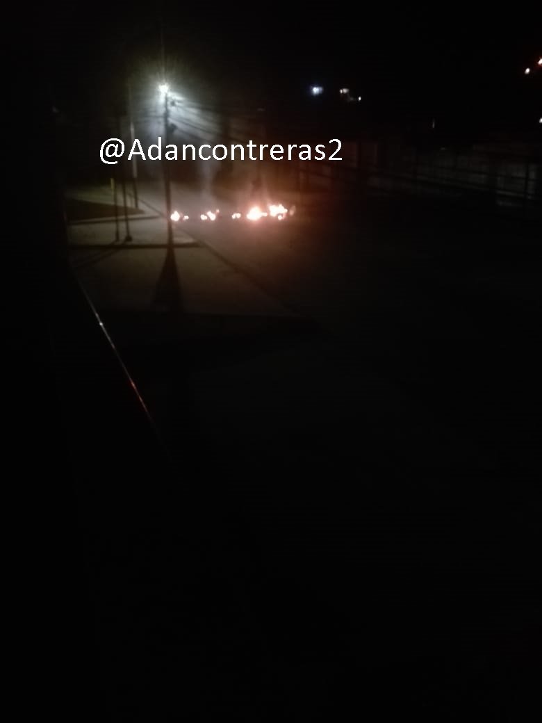 AdanContreras2's tweet photo. #10Ene 12:10 am Se reactiva protesta en la Av. Táchira frente a Escalante Motors sector El Llano en #Tovar #Merida Ciudadanos trancan la vía que comunica a #Tovar con #Bailadores con la quema de neumáticos #MaduroUsurpador #MaduroNoEsMiPresidente @ReporteYa https://t.co/As1MCP8i8F