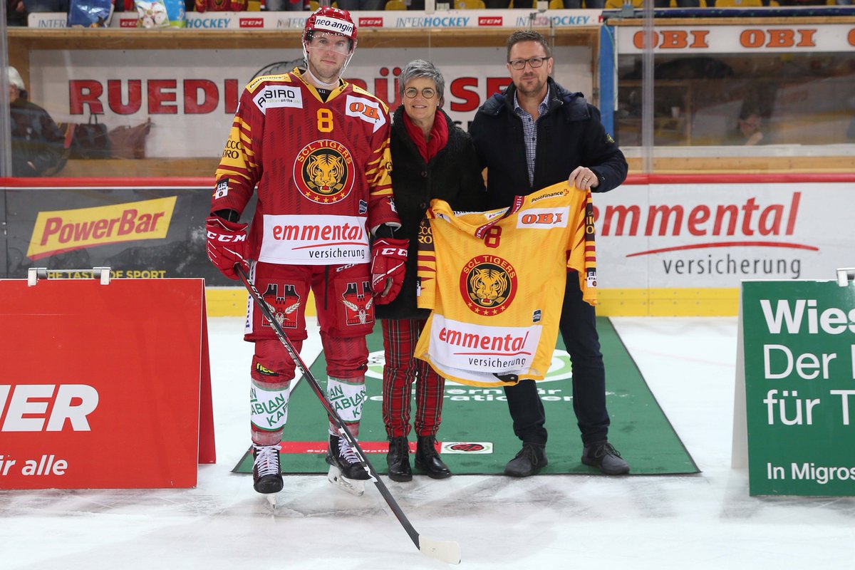 Anlässlich des Heimspiels der SCL Tigers gegen den EV Zug vom 30.  November 2018 konnte unser Geschäftsleiter, Herr Markus Tschan, vom Verteidiger Larri Leeger das Trikot desselben als Anerkennung der Patenschaft, die die <a href="/LaminAir_AG/">LaminAir AG</a> für Larri Leeger überimmt, entgegennehmen.