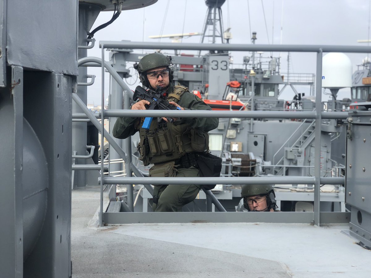 OxnardpoliceSEU's tweet photo. Conducted shipboard clearing with the #army. #oxnardpdswat #military #police #swat #maritime https://t.co/urSkTgMoJ4