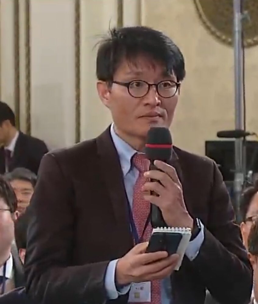 좃선 정우상 기레기 공작임무 띠고 나왔네~
김태우 신재민 문제 공익 제보자로 확정짓고 정부가 인권탄압을 한 것이라 전제하고 질문을 던짐!
문프 답변은 명확했다!
김태우는 직분 벗어난 행위에서 나온 비리!
신재민은 정책결정구조를 이해하지 못한 것!
왜곡된 질문을 바로잡고 본질을 알려줬다!