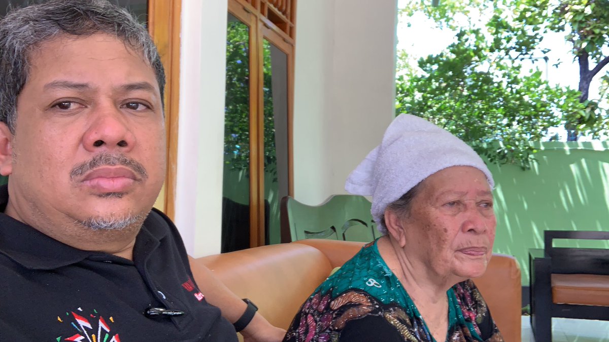 Tiba di rumah orang tua di Utan, Sumbawa. Di sambut Ibunda dalam suasana cuaca Panas, menjadi adem. Tapi abah katanya masih tidur. Alhamdulilah...sehat semuanya. Kunjungan pertama di 2019.  Sekalian menjenguk Dapil.