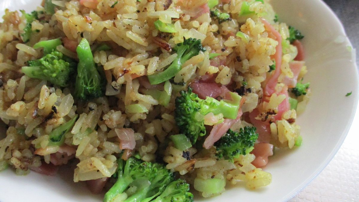 ツチグモ ロイタイを加えて炊いたタイ米 生ハム ブロッコリーで作る炒飯 ドライカレー 炒飯天下一決定戦 カルディ