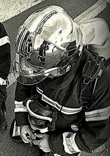 PompiersMSQ's tweet photo. Les #PompiersManosque ont une pensée forte pour leurs camarades de Nouvelle Calédonie suite au décès en service commandé du sapeur Bertrand PIME.
#NousSommesPompiersNouvelleCalédonie
#CohésionSoutienPassionManosque #CSPMSQ https://t.co/V7yHZ5Jhoc