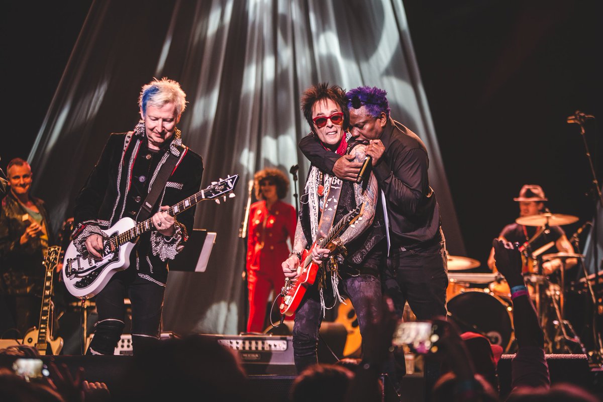 Madridiario's tweet photo. #Planes #Música  #ABowieCelebration David Bowie revive en #Madrid tres años después de su muerte. https://t.co/Su43EkFyCp @circoprice  @Inverfest  @BowieTour @mikegarson https://t.co/S7PxdLXBka
