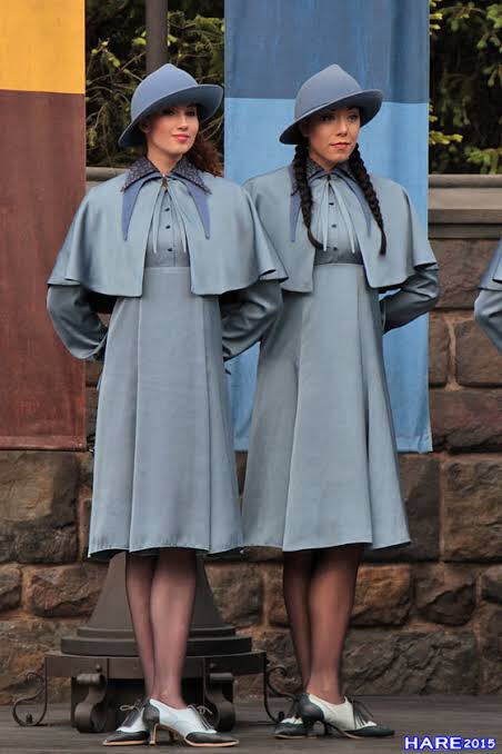 電車に居合わせたお姉さんがモスグリーンのボーバトン校ローブみたいな