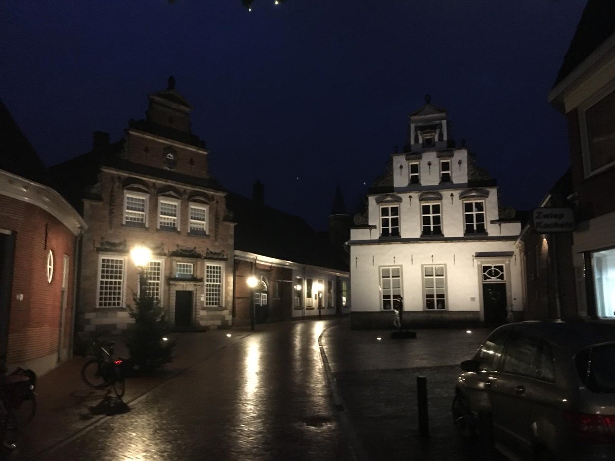AtelierLEK's tweet photo. Het lichtontwerp voor het Plechelmusplein in Oldenzaal heeft een vervolg gekregen. De Stadstuin en omliggende straten worden nu ook voorzien van een passend lichtontwerp. Als eerste is de Marktstraat gereed. @StadOldenzaal #lightingdesign https://t.co/W8qnQKf4T2