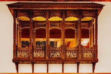 aiburza's tweet photo. DUB (a small balcony) used to be our #window to the #world . A distinctively permanent fixture that was a part of every house in the past. Recreated and #handcarved at @WHPINENPEAK in #Walnut #Wood #kashmir #architecture #culture #history @ReimagineK https://t.co/D0t8efKVv4