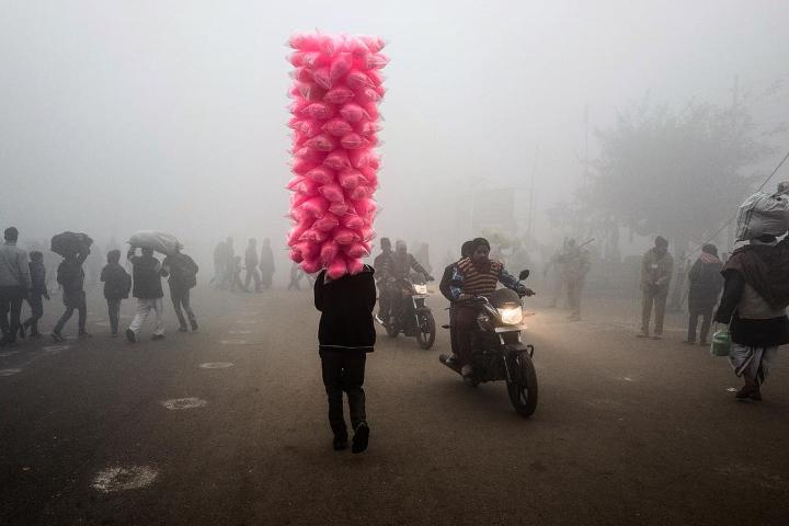 Hindistan'ın sokakları canlı renkleriyle ünlüdür ve Vivek Prabhakar bu renkleri yakalamayı çok iyi biliyor. İşte Allahabad'da Leica Q ile fotoğrafladığı bir pamuk şeker satıcısı
#LeicaCameraTR #Leica #🔴📷 #LeicaQ #TheLeicaLook #LeicaStreet #life_is_street #streetphotography