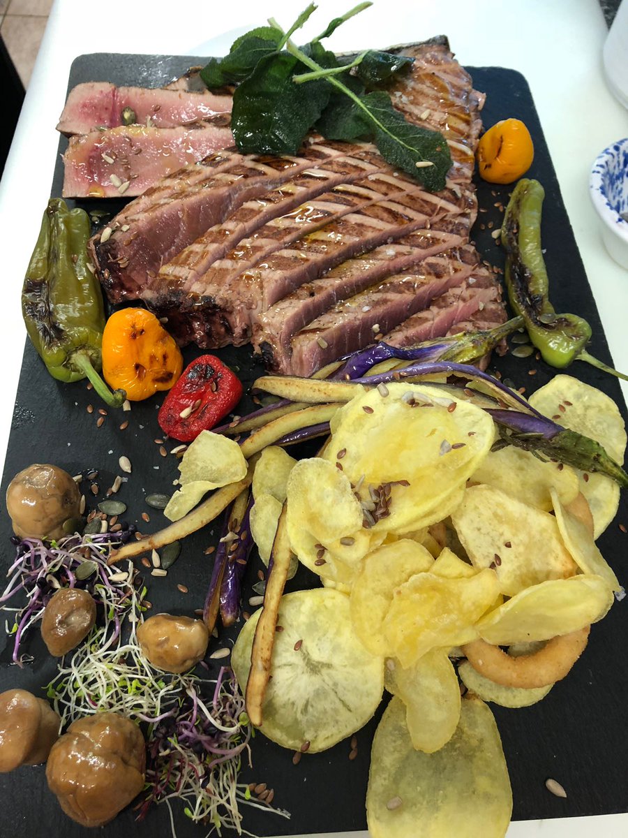 Marepuro_'s tweet photo. Tagliere di tonno rosso del Mediterraneo
Il tonno rosso del mediterraneo è in assoluto la specie più pregiata e rara, ha le carni migliori, normalmente va consumato fresco anzi freschissimo perché le sue carni sono molto saporite
Ringraziamo il ristorante “Delfino” Trevisago https://t.co/E76hGsZJBb