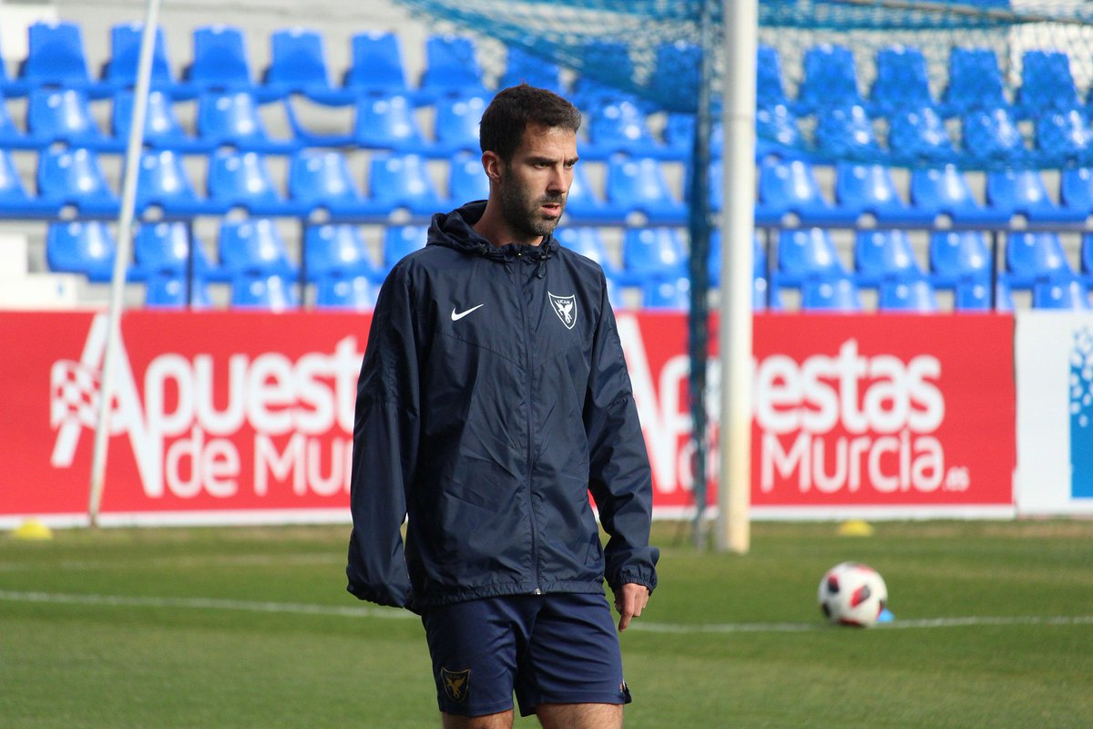 UCAMMurciaCF's tweet photo. 🏋🏻 El primer equipo, que continúa preparando su próximo partido liguero 🆚 la @RBL1912, ha trabajado esta mañana sobre el césped de La Condomina. 

#LinenseUCAMMurcia https://t.co/5Z5OdaLRjr