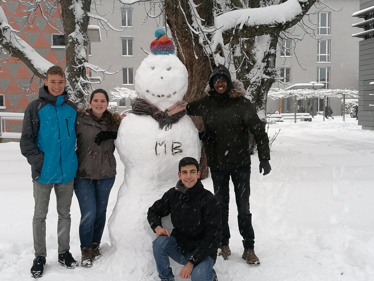 TH_Augsburg's tweet photo. Michael Fechner, Nicole Frickel, Samy Al Haroun (kniend) und Khaled Abdulwahab Atta haben heute auf unserem Campus am Brunnenlech diesen tollen Maschinenbau-Schneemann βοΈ gebaut. #winterfreuden #schneemann #studiereninaugsburg https://t.co/sX0I9mmcT2