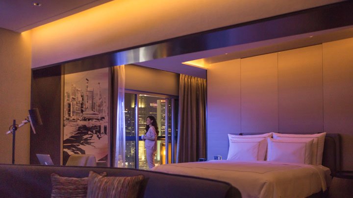 SignifyFrance's tweet photo. Imaginez une chambre d'hôtel si intelligente qu'elle enregistre les préférences des clients et sait exactement quand ils sont présents ou non. C'est maintenant possible avec notre système #InteractHospitality : https://t.co/hx0U5Tka0U  @HXHotel  #IoT https://t.co/RO2m7AAT2Y