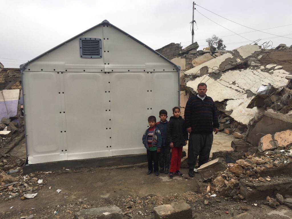 500 domów modułowych z Polski dla uchodźców w Iraku trafia do potrzebujących rodzin w regionie #Mosul.u, szczeg. w  #Sinjar, #TelAfar, gdzie mieszkają #Jazydzi. Pozwolą one powrót uchodźców do zniszczonych miast. Pomoc humanitarna <a href="/FundacjaPCPM/">Fundacja PCPM</a> finansowana jest przez <a href="/DPH_KPRM/">Polska_Pomoc_Humanitarna</a>