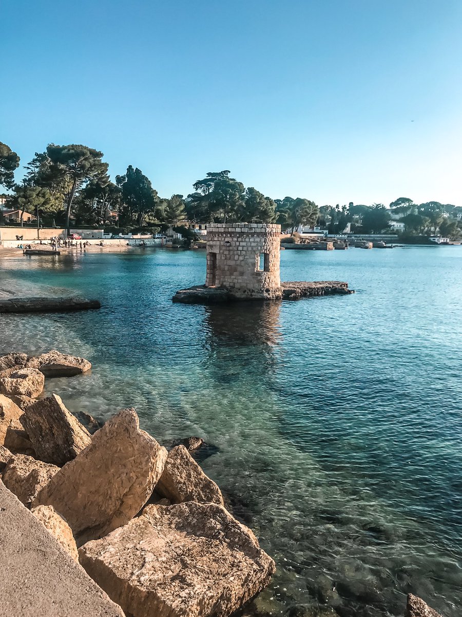 Pour notre #jeudiphoto, on partage ces magnifiques clichés du Cap d'Antibes, capturés par <a href="/valentindonato_/">Valentin Donato</a> !  ☀️🌊🐚
#CotedAzurFrance <a href="/AntibesTourisme/">Antibes Juan les Pins 🌳🌊☀</a>