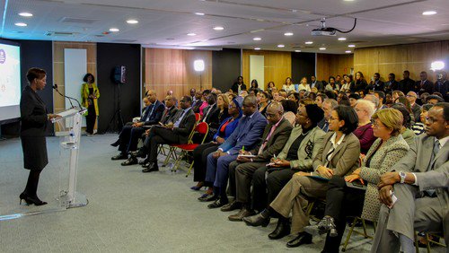 OriaKije's tweet photo. Première rencontre avec ses équipes, la SG @LMushikiwabo a pris le temps de se présenter et décliner les axes de son projet pour l'#OIF et la #Francophonie en général. Mots clés: attractivité, pertinence, visibilité, résultats &amp;esprit d'équipe. 4 années fructueuses en perspective https://t.co/8dRrbtnD9k