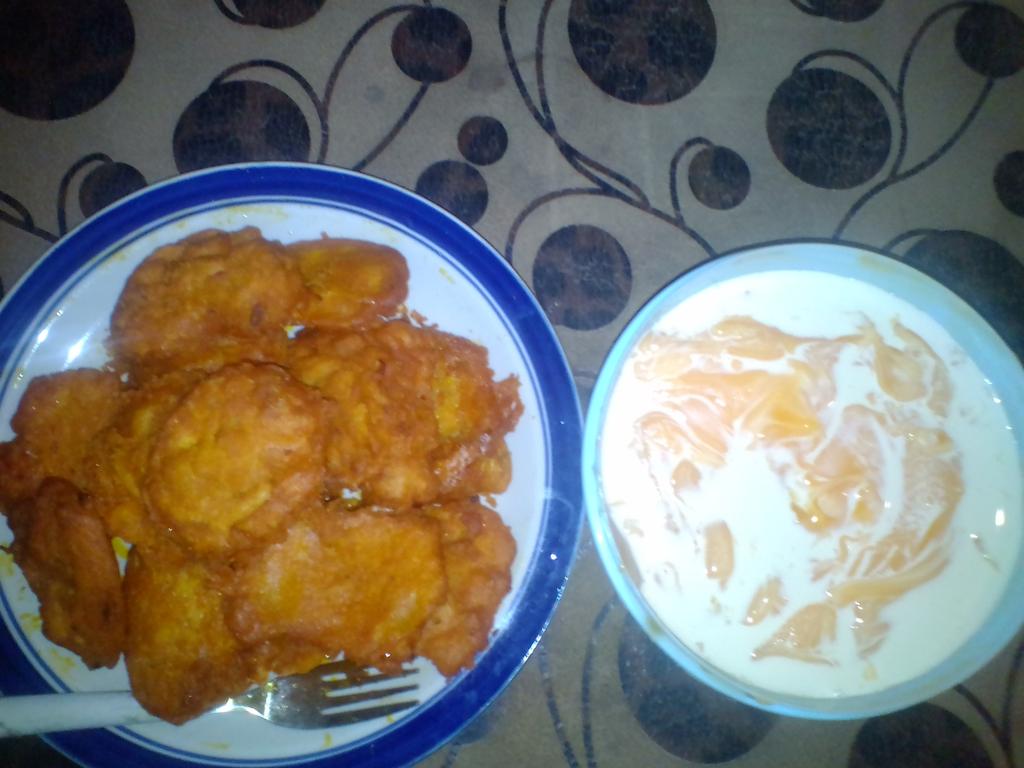 Olaruth's tweet image. Breakfast inspiration. Akara elepo and custard with milk 

#Lightbreakfast
#AkaraElepo
#CustardAndMilk