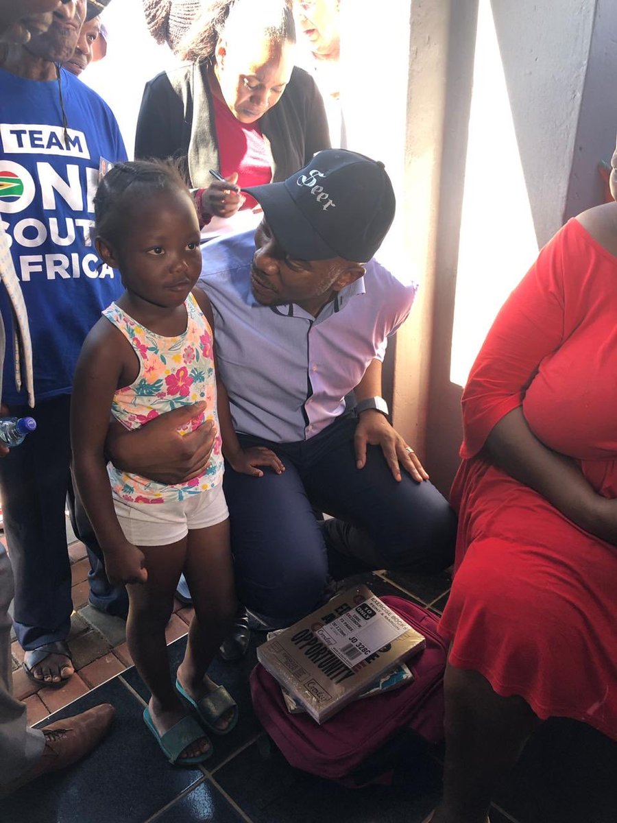 MaxwellModiba's tweet photo. Moruti @MmusiMaimane you refuse to show the face of your child but disrespect the parents of this little girl by showing her face. The same logic used in hiding your childs face let it apply with other peoples kids. https://t.co/RkUiLGBzYq