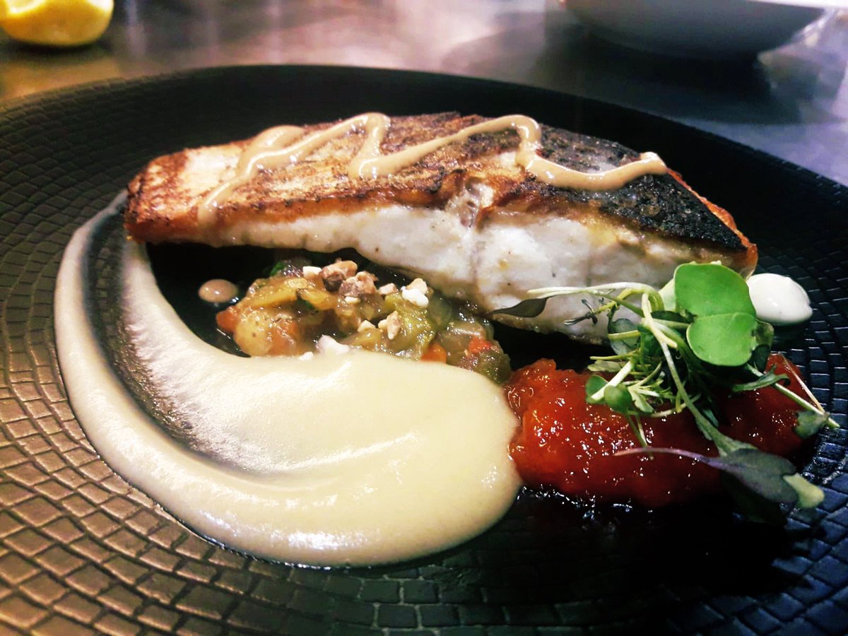 Lubina salvaje con espuma de azafrán,compota de naranja, escalibada con crema de ajo, y emulsión de mostaza a las finas hierbas..¿se puede pedir más ?Yo creo que no 😉
#familiaurrechu #urrechu #urrechuvelazquez #restaurantesmadrid #gastronomia  #foodie #comida #cockteleria #vinos