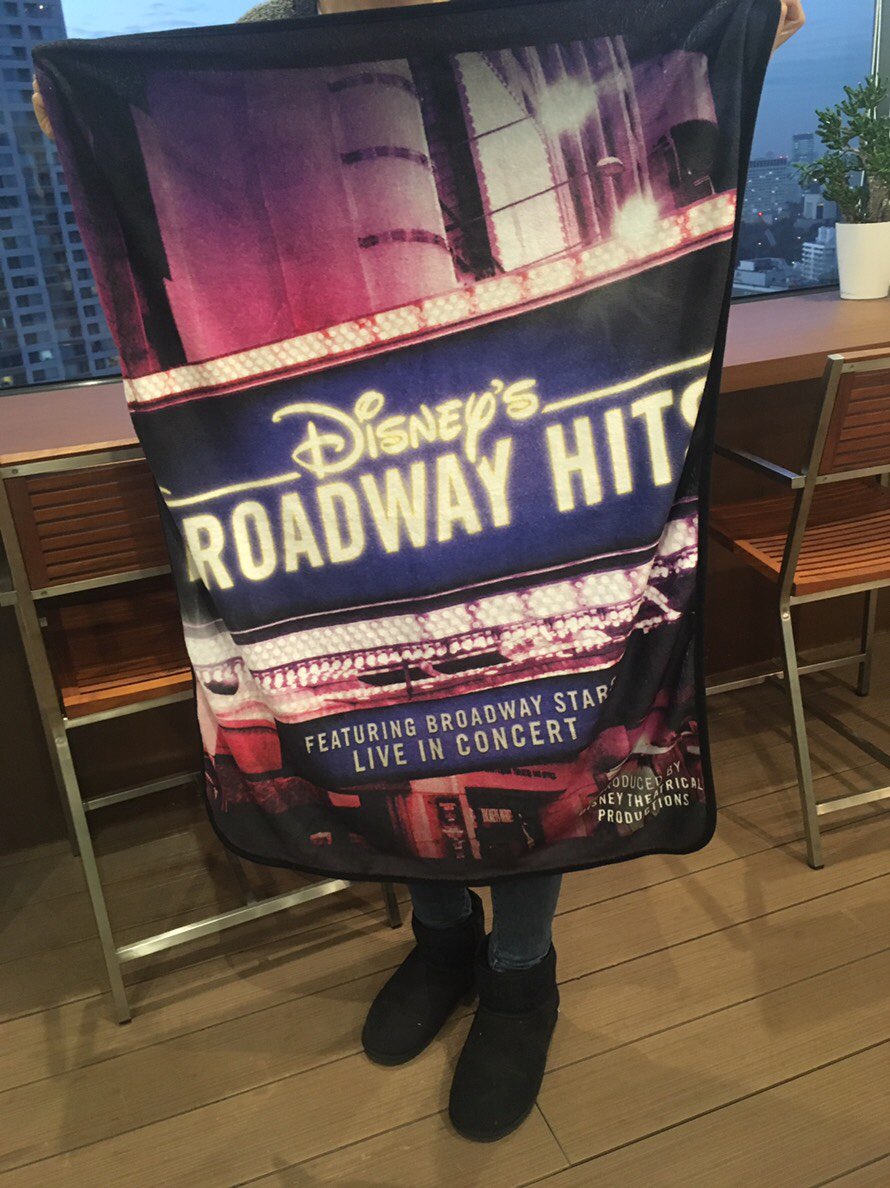 ディズニー ブロードウェイ ヒッツ Official Vip席ご購入の皆さま お土産は オリジナルブランケット 非売品 に決定しました その他 Vip専用 エントランス Vip専用 グッズ購入レーンもご用意しております 被ってもよし 振っ