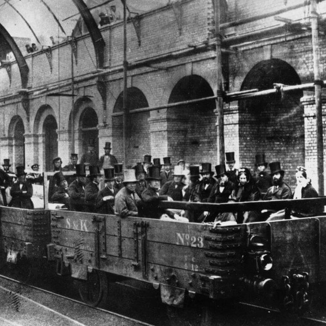 kibbutzimer's tweet photo. Today in 1863 the world's first underground line was opened in London, UK - an instant success with over 30,000 passengers on the first day.
#Underground in #Hebrew = רַכֶּבֶת תַּחְתִּית (Rakevet tah'tit)
#PublicTransport in Hebrew = תַּחְבּוּרָה צִיבּוּרִית (tah'bura tziburit) https://t.co/ym1UUwZoo2