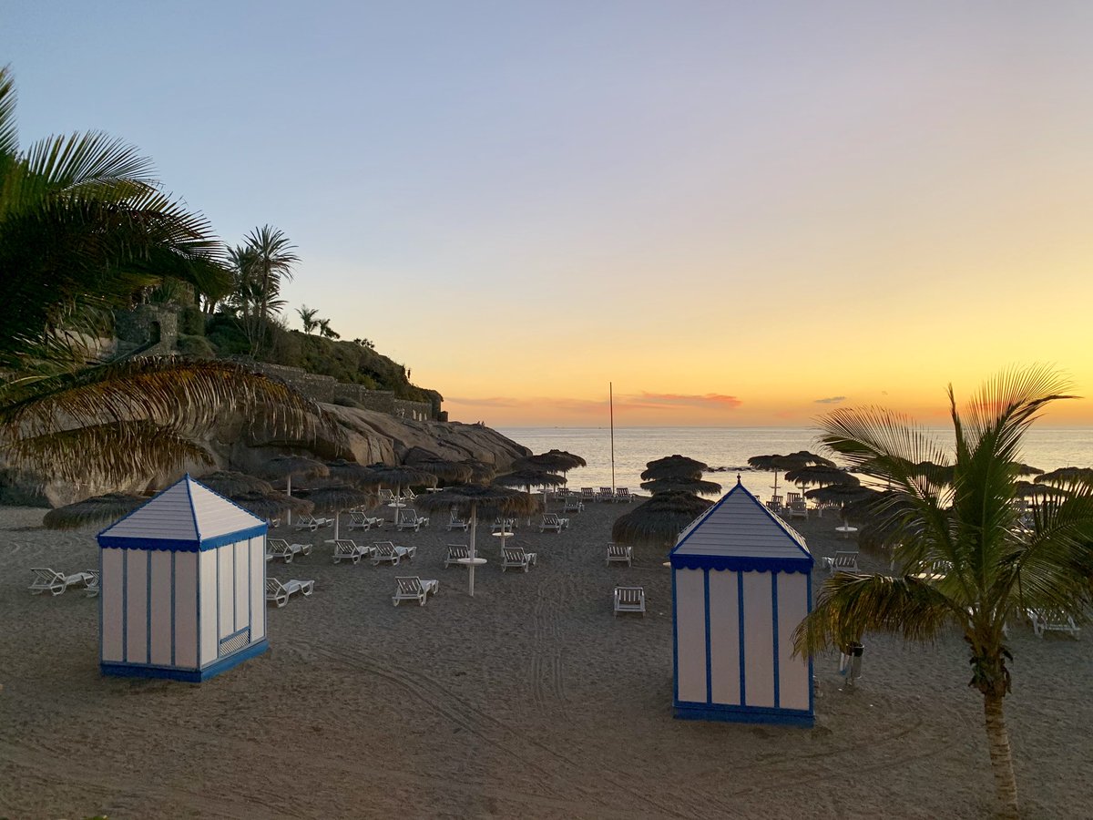 Last nights lovely warm sunset. In a few months you could also be here with us on one of our next painting retreats. ☺️