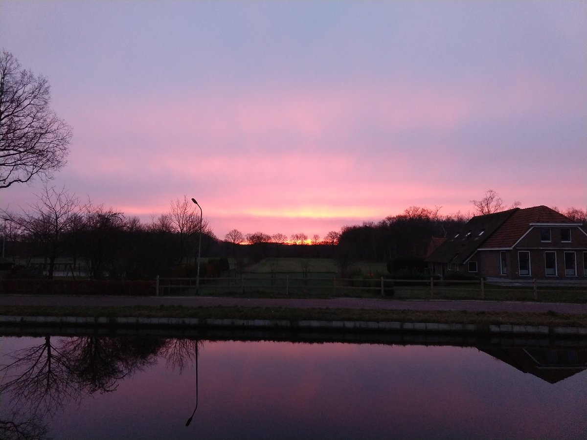 SlaPPeRKay's tweet photo. #zonsopkomst in het heerlijke Drenthe land https://t.co/K3jlSkfbw9