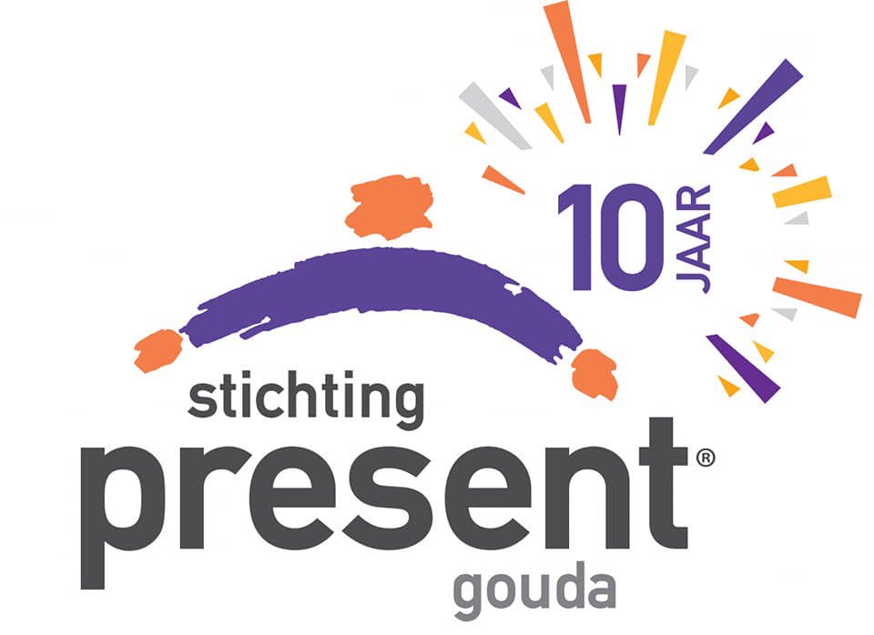 10 jaar Present Gouda! Tijdens de nieuwjaarsbijeenkomst was de aftrap van ons jubileumjaar. Een feestelijk logo en de lancering van een brochure met oa. 10 inspirerende verhalen, de wethouder aan het woord en veel info. Mooi begin van 2019!