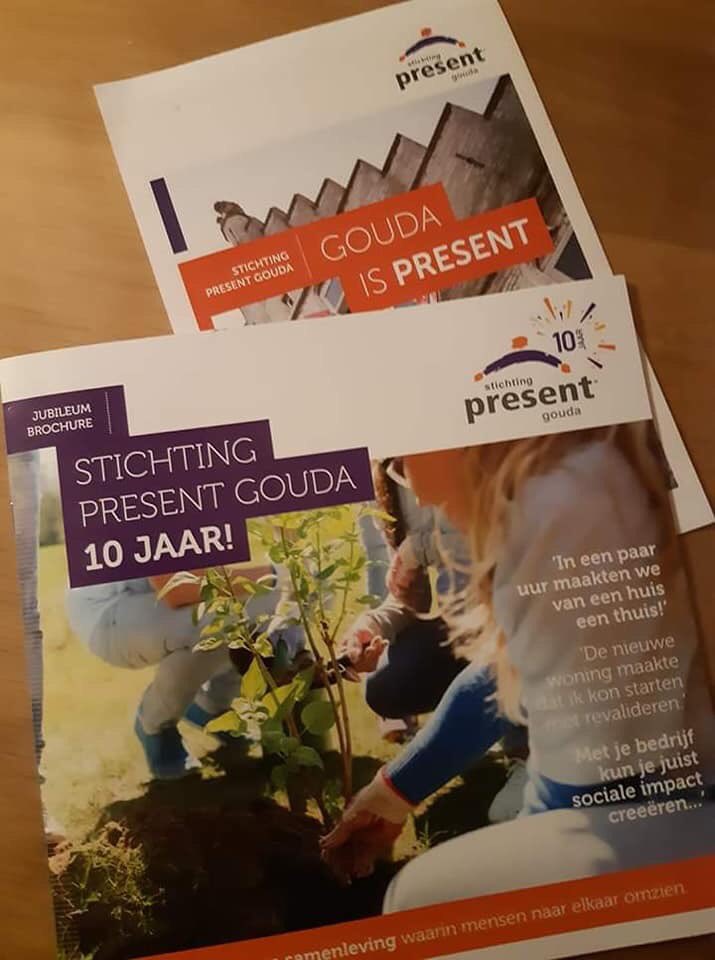 PresentGouda's tweet photo. 10 jaar Present Gouda! Tijdens de nieuwjaarsbijeenkomst was de aftrap van ons jubileumjaar. Een feestelijk logo en de lancering van een brochure met oa. 10 inspirerende verhalen, de wethouder aan het woord en veel info. Mooi begin van 2019! https://t.co/JGOOWq61Tb
