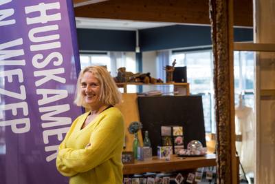 Huiskamer van Wezep wil graag meer betekenen voor de jeugd: De Huiskamer van Wezep zit in zijn maag met de vernielingen aan het pand tijdens oud en nieuw. De schade moet het vrijwilligersinitiatief uit eigen zak betalen. dlvr.it/QwMC4S