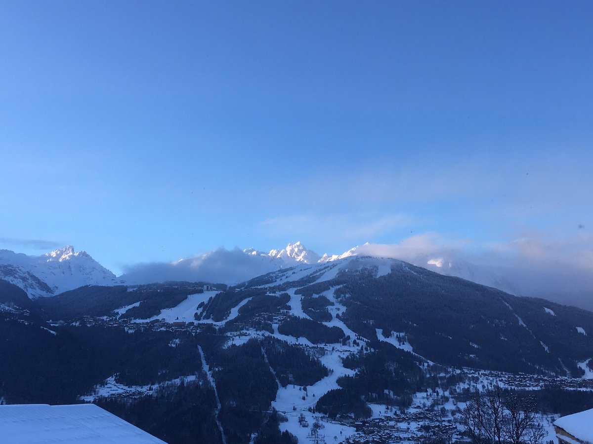 snowlimitsski's tweet photo. Amazing morning here in the #threevalleys great to see fresh snow again. Pistes are quiet and conditions #spectacular Contact #SnowLimits ski school for some January private lesson deals #ski #skiing #snow #courchevel #latania #meribel https://t.co/xrBS6R6pka