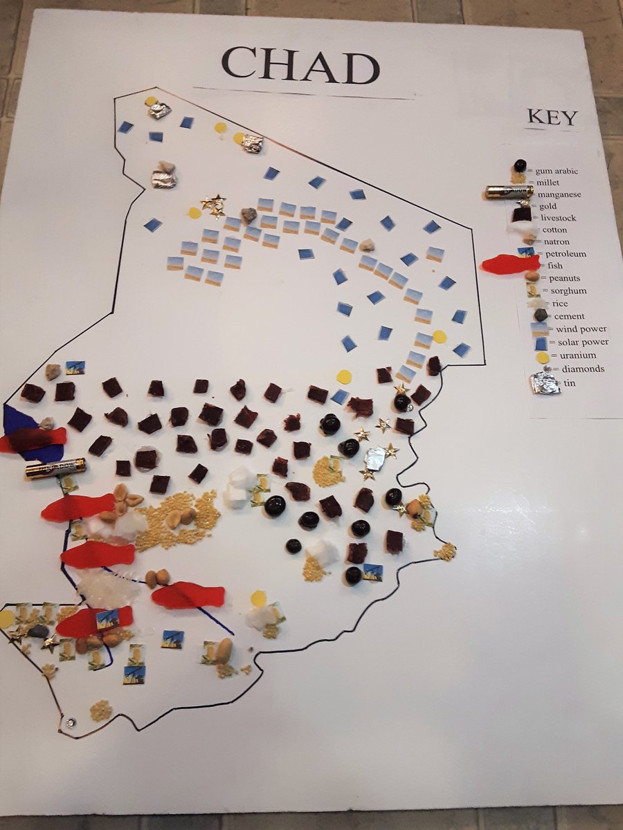 WolfeLing's tweet photo. J'suis fier de ma fille de 11 ans. Pour sa classe de géographie aux USA, chaque élève a dû choisir un pays pour représenter les ressources naturelles dudit pays sur une carte. Ma fille, qui a passé 4 ans de sa vie au Tchad, a choisi le Tchad. 1/3 https://t.co/SxaZOG6SIV