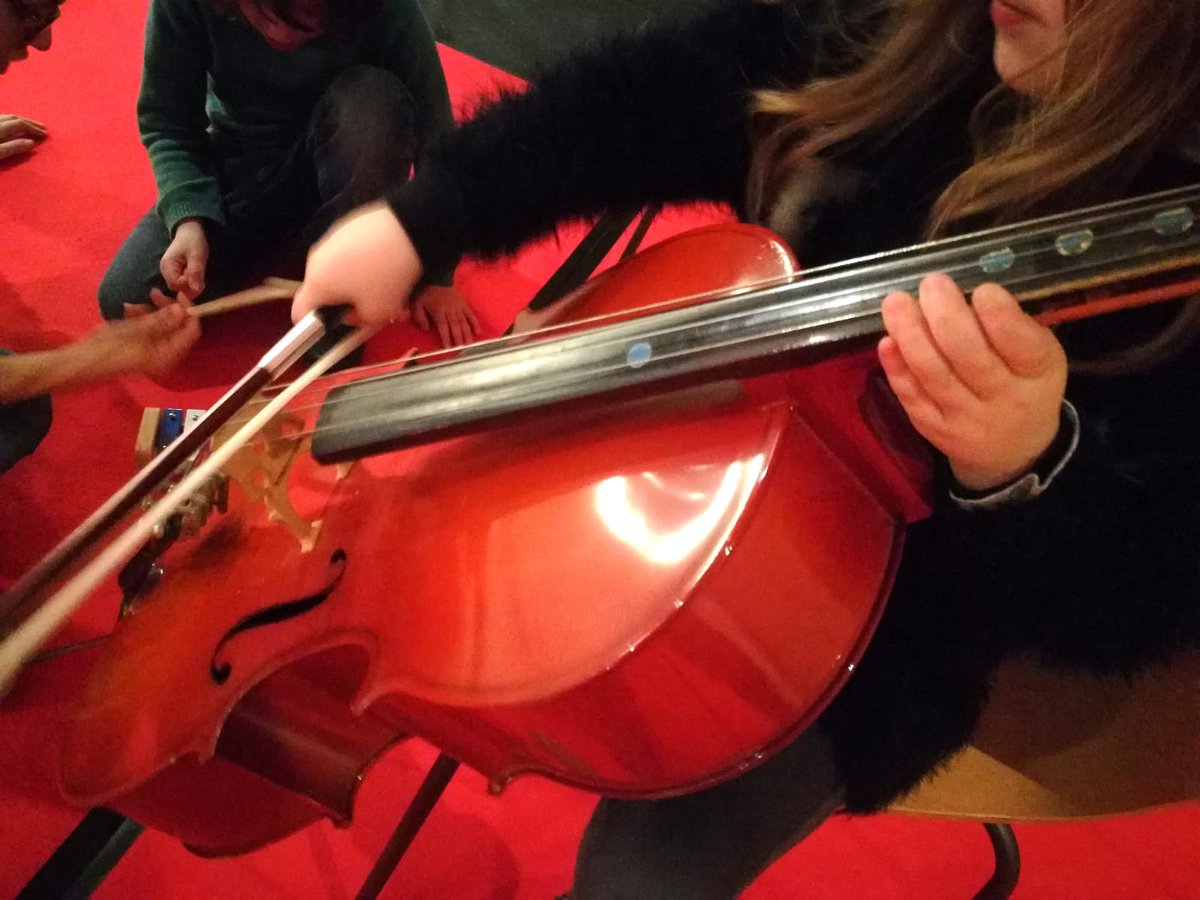 Ahir en 'Espai de 4 a 10' hem après les notes, el seu nom, com sonen i armonies a través de les campanes de colors. També hem gaudit de Boccherini i hem tingut la immensa sort d'escoltar i tocar un cello! #música #niños #auditori @castellonkids @institutvalenciadecultura