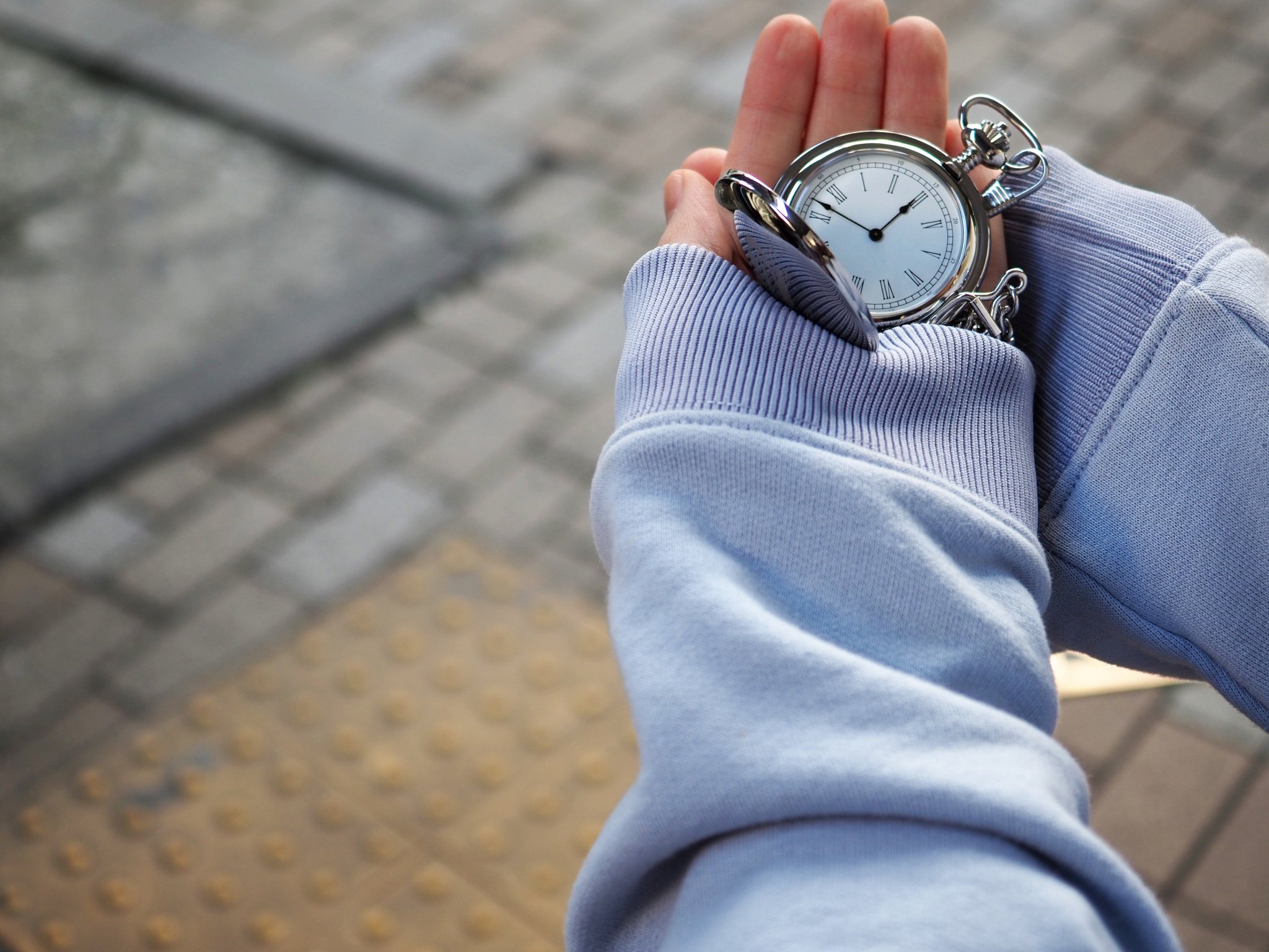 J Oクリエイティブ シュタゲ フルメタ リライテッド 販売中 Steins Gate 0 懐中時計 まゆしぃモデル 劇中の懐中時計をイメージした リューズ側が3時を示す懐中時計 そっとポケットに忍ばせ あなたの時間をまゆしぃとお過ごしください 数量