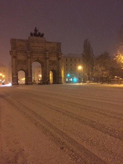 Early Bird:  early morning today in #Munich, #snow