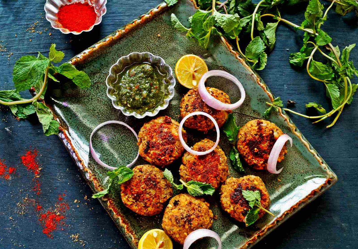 Curry in a Naan Moong Dal Ke Kebab Recipe: Moong Dal Ke Kebab Recipe is a healthy and proteinaceous kebab made with green gram dal. These Moong Dal Ke Kebab Recipe can be made for party appetizers or during tea time for snacking. Serve these Moong Dal Ke… dlvr.it/QwMDS1