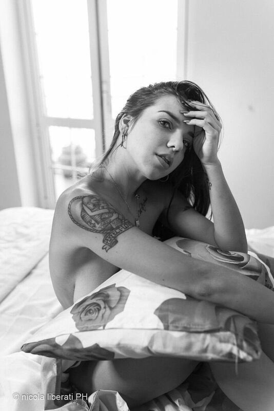 DeniseCicchitti's tweet photo. 🌹@nicolaliberati #boudoir #mybedroom #homeishome #blacknwhite #greyroses #longhair #odietamo #hearttattoo #tattoo #perfectlovers #tattoed #disordered #shooting #2018 #autumn #october #autumnvibes #mylook #lookmeintheeyes #sundance #passion #medea #goodthursday #goodmorning https://t.co/GnsUO3oBZg