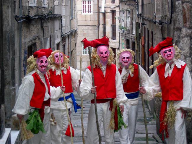 Dentro de 50 días o #Merdeiro, personaxe tradicional do #Entroido en #Vigo, regresará ás rúas do casco vello para incordiar á todo o que se cruce no seu camiño. Máis información en omerdeiro.gal