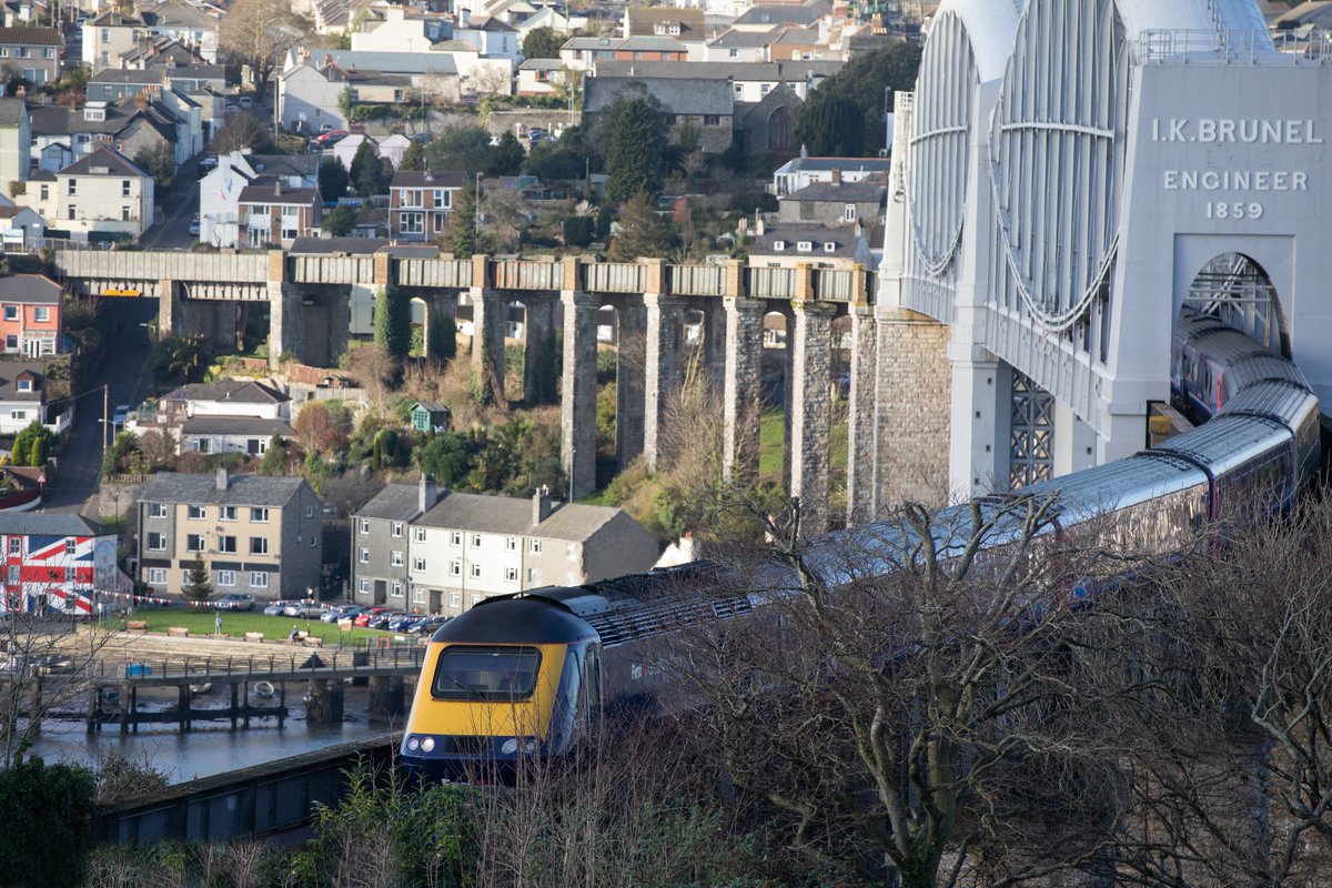PhotoEvolve's tweet photo. @GWRHelp #firstgreatwestern #gwr #class43 crossing #royalalbertbridge #cornwall to #devon or #saltash to #plymouth @networkrail #networkrail https://t.co/Z42YPTRWZB
