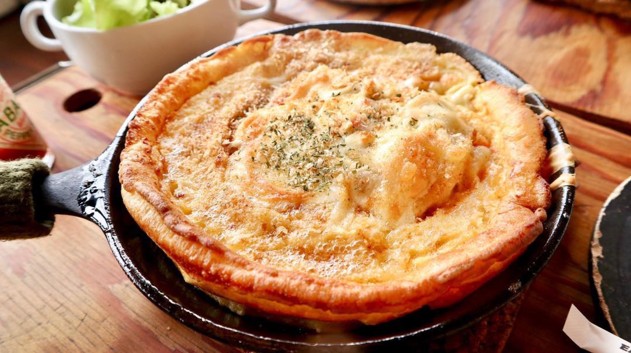 Trevary トレバリ 失敗しないスポット情報 可愛いスキレットで焼き上げるダッチベイビーが大人気のカフェ Mother Coffee 北中城村にある外人住宅をリノベーションしたカフェ こちらの人気メニューは ダッチベイビー という スキレットで