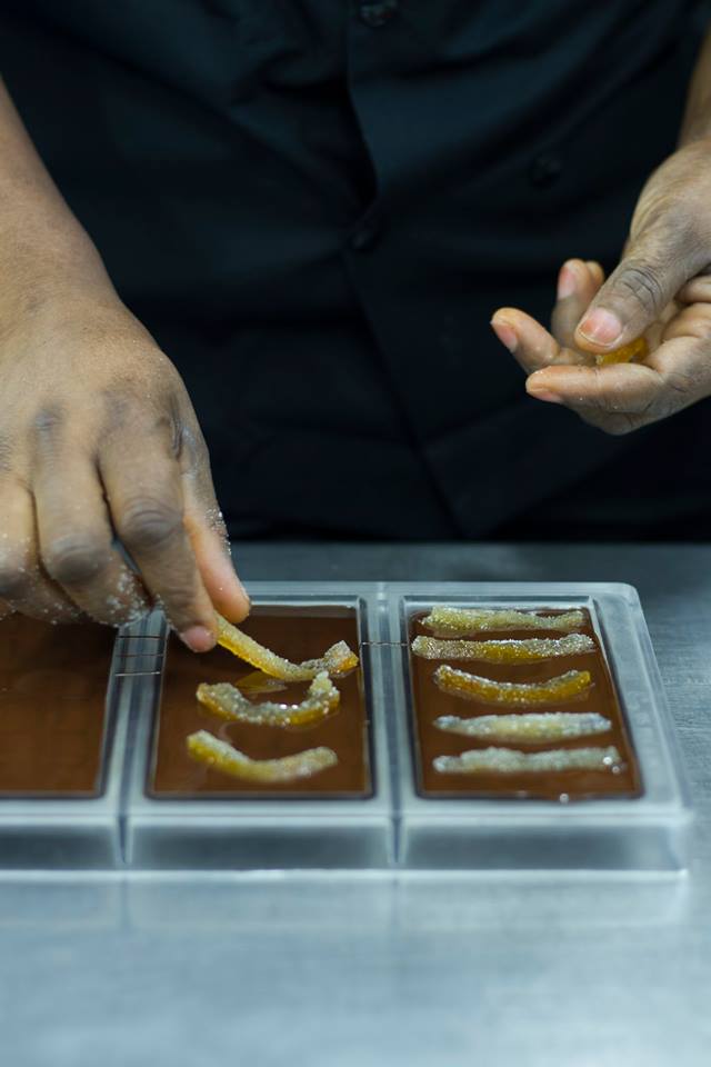 [Artisanat] Et pendant ce temps, à la chocolaterie de La Table De Cana Paris - Gennevilliers, les salariés formés en #insertion au métier du #chocolat mettent du cœur à l'ouvrage pour faire voyager vos papilles ✈️

▶️ Dispo chez <a href="/PuertoCacao/">Puerto Cacao</a>  

 #bio #équitable #artisanal