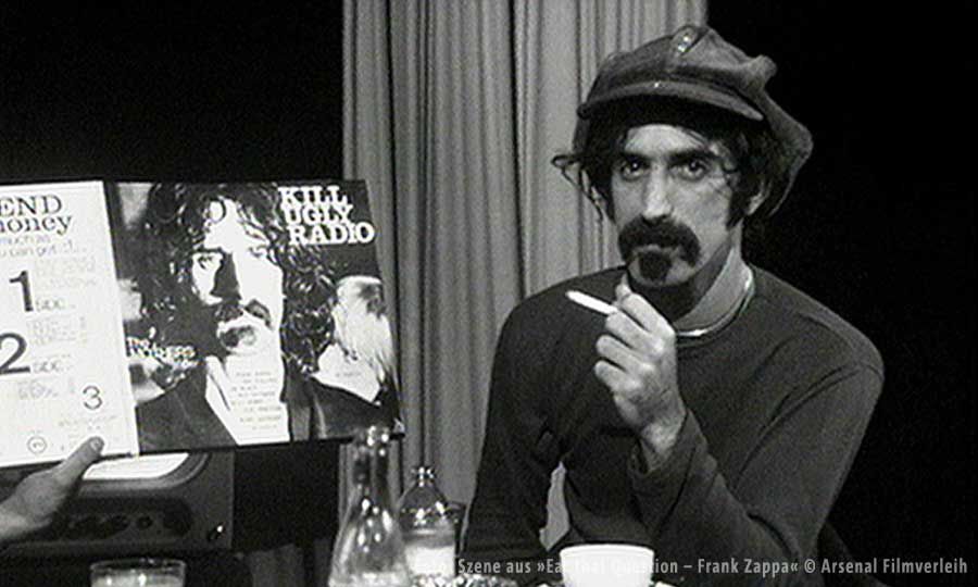 Dokfilminfo's tweet photo. #Doku-Tipp 10.1.: »Eat that Question - Frank Zappa in his own words« (SWR, 23:15 Uhr). In Thorsten Schüttes #Dokumentarfilm kommt fast ausschließlich einer zu Wort: Zappa wie er singt, lamentiert und sich erklärt - stets offen und  authentisch. https://t.co/IeYjH9nRJl https://t.co/fwhZHwUJL7